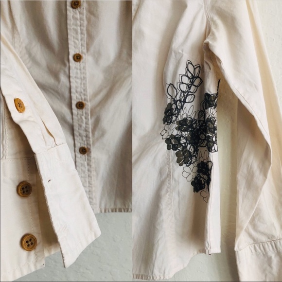 The North Face beige long sleeved button down shirt with embroidery Medium - Picture 2 of 8